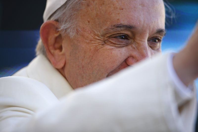 © Reuters. البابا فرنسيس يدعو لحرب عالمية على الاتجار بالبشر