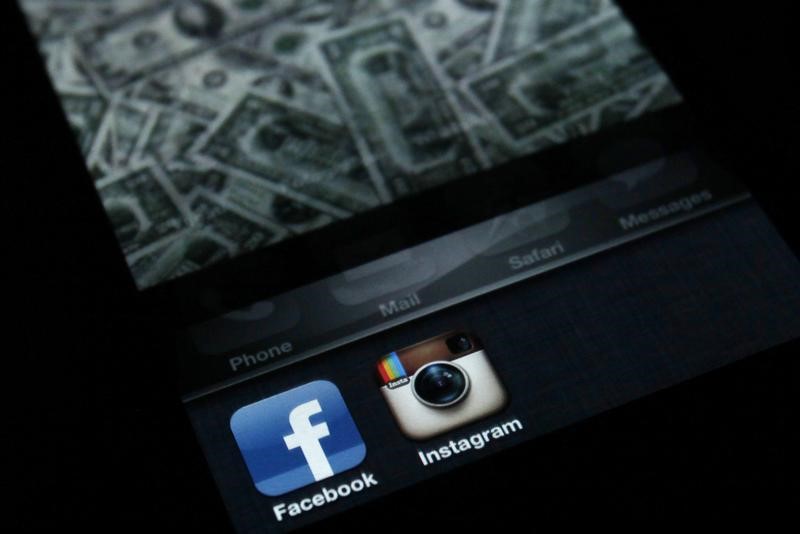 © Reuters. A photo illustration shows the applications Facebook and Instagram on the screen of an iPhone in Zagreb