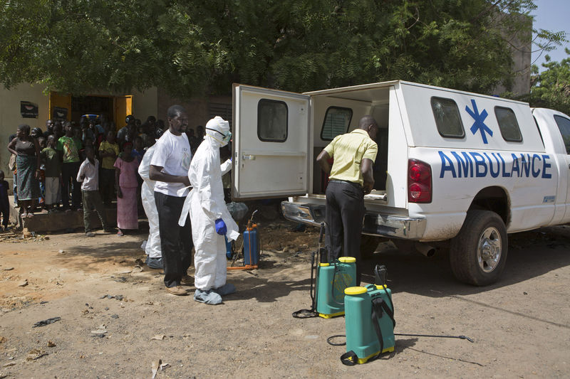 © Reuters. EBOLA A FAIT PRÈS DE 6.400 MORTS DEPUIS MARS