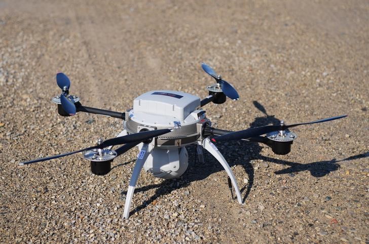 © Reuters. EEUU permitirá el uso comercial de "drones" a cuatro empresas