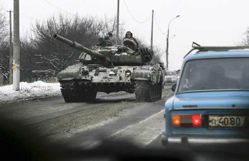 © Reuters. Separatistas pró-russos em tanque em Khartsyzk, leste de Donetsk