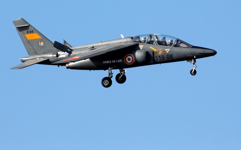 © Reuters. UN AVION DE L'ARMÉE DE L'AIR S'ÉCRASE EN INDRE-ET-LOIRE