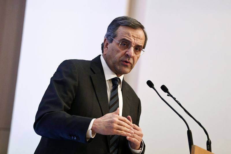 © Reuters. Greece's Prime Minister Antonis Samaras delivers a speech during an event of the Hellenic Confederation of Commerce and Enterpreneurship in Athens