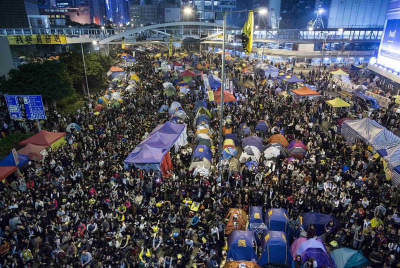 © Reuters. الاف يحتشدون في المساء الاخير قبل اخلاء موقع احتجاج هونج كونج