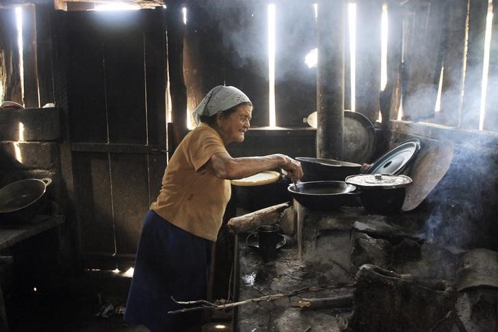 © Reuters. Maria Rivas prepara comida para sua famíla na Nicarágua