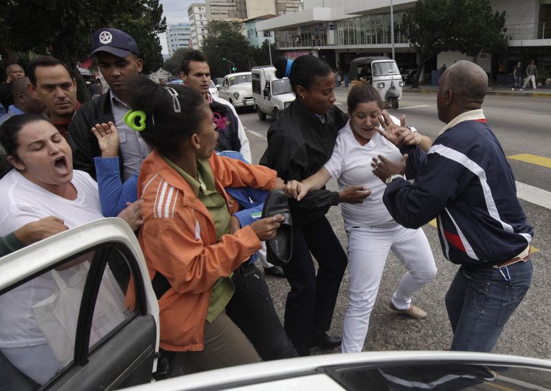 © Reuters. Segurança cubana detém manifestantes em Havana