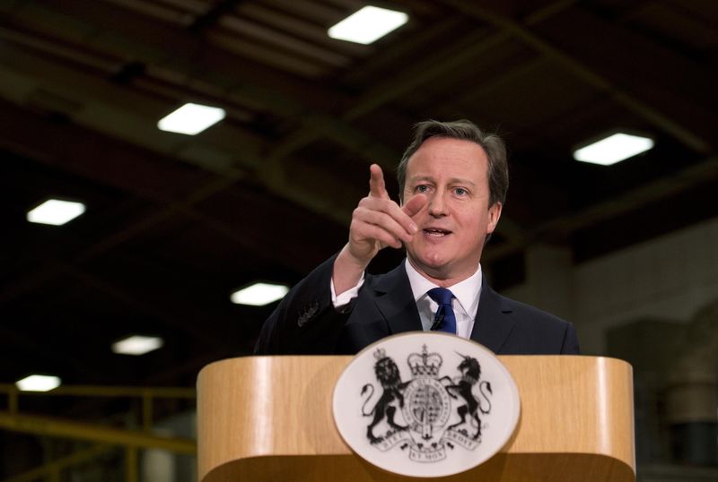 © Reuters. Britain's Prime Minister Cameron delivers a speech at JCB World Headquarters in Rocester, central England