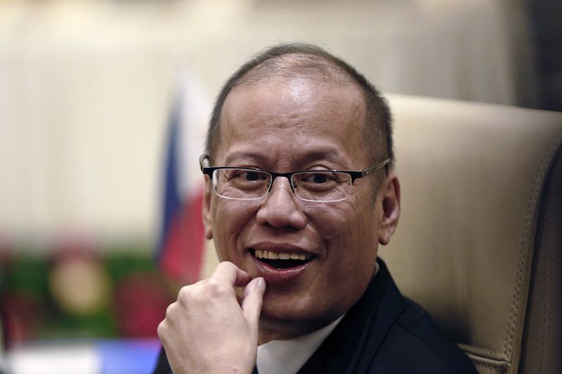 © Reuters. Philippine President Benigno Aquino smiles before the start of the 17th ASEAN-China Summit during the 25th ASEAN Summit in Naypyitaw