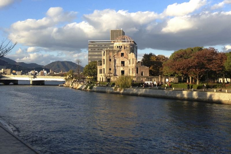 © Reuters. Video grab grab shows the Atomic Bomb Dome or A-Bomb Dome, a former industrial exhibition hall whose skeletal remains attract tourists and locals alike, in Hiroshima