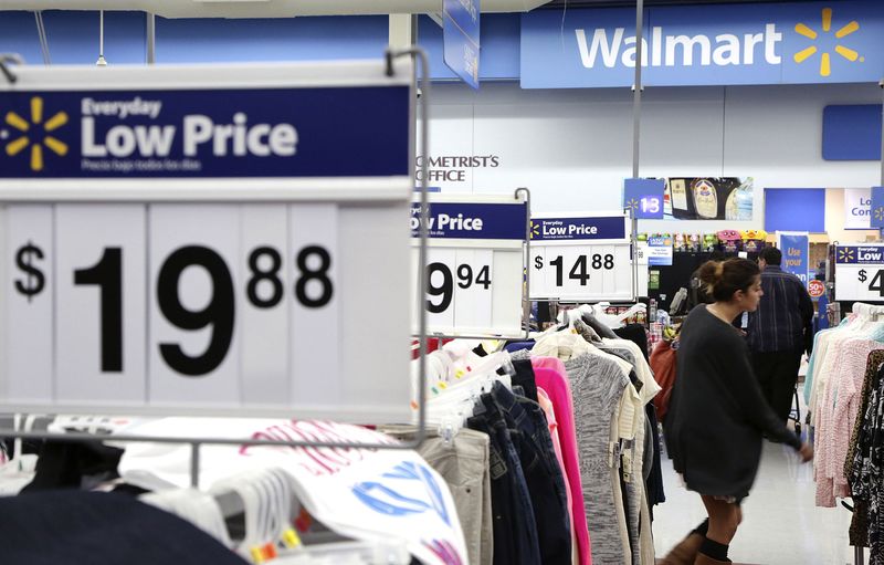 © Reuters. A woman shops at Walmart as the store prepares for Black Friday in Los Angeles