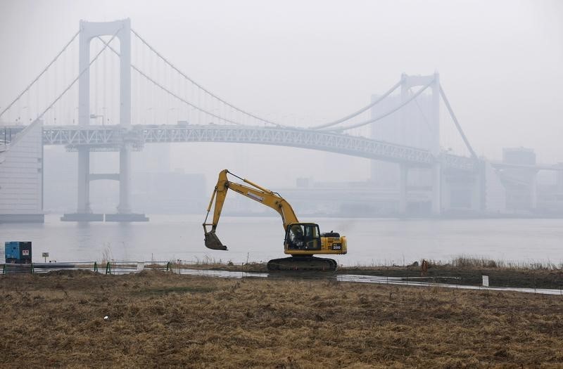 © Reuters. An excavator is seen at a construction site in the Tokyo bay area, in Tokyo