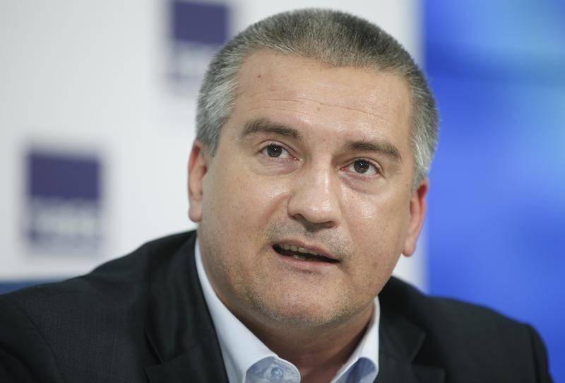 © Reuters. Pro-Russian head of Crimea Sergei Aksyonov speaks during a news conference in Moscow