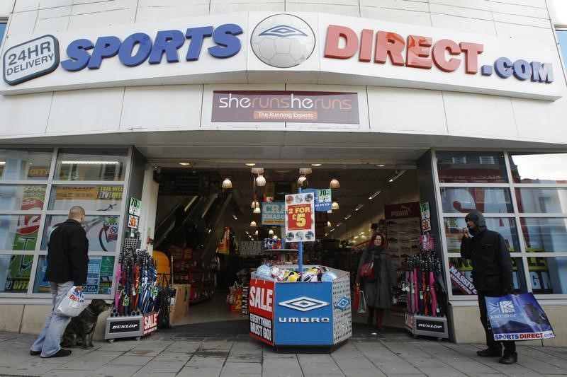 © Reuters. Shoppers wait outside a branch of Sports Direct in Brighton southern England