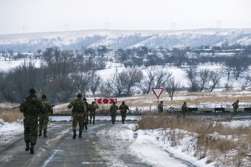 © Reuters. Pro-Russian separatists from the Chechen "Death" battalion take part in a training exercise in the territory controlled by the self-proclaimed Donetsk People's Republic