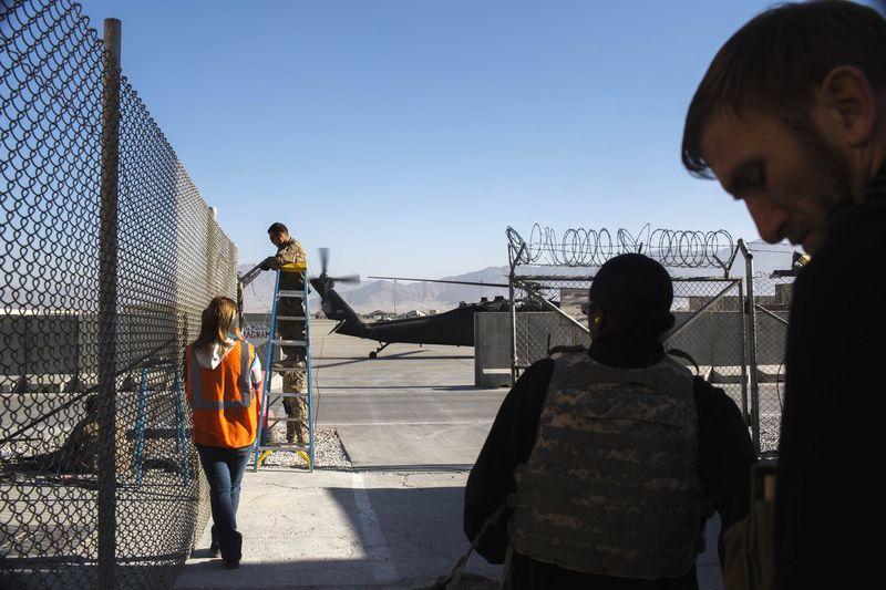 © Reuters. Soldado conserta grade na Base Aérea de Bagram, no  Afeganistão