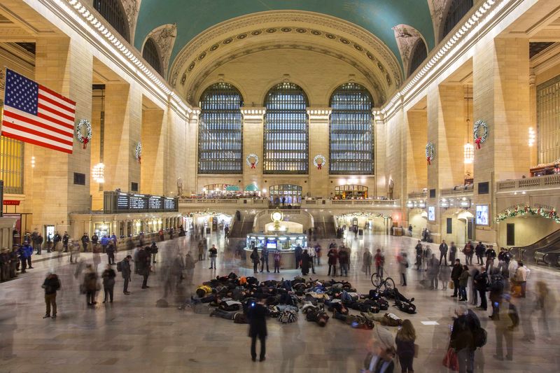 © Reuters. Manifestantes se fingem de mortos em protesto na Grand Central Station, em Nova York