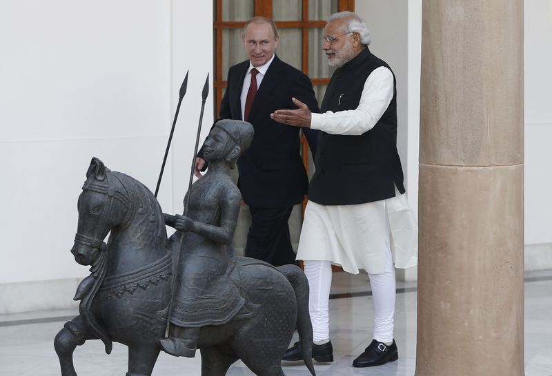 © Reuters. Russian President Putin and India's Prime Minister Modi arrives for a photo opportunity ahead of their meeting at Hyderabad House in New Delhi