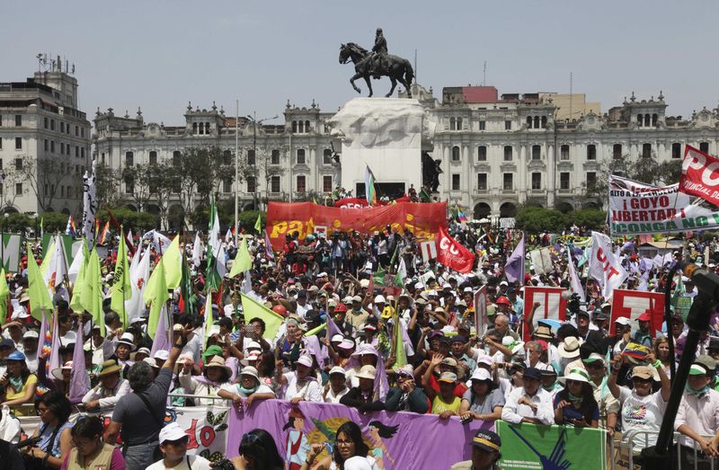 © Reuters. Ambientalistas marcham no centro de Lima