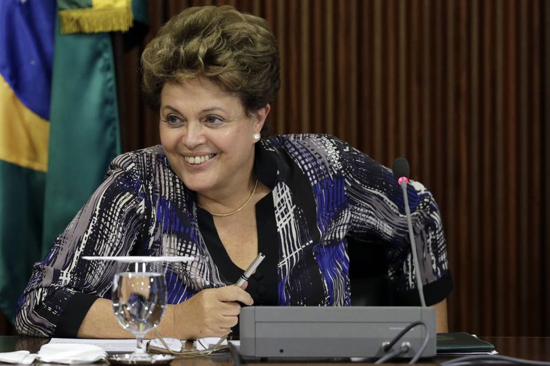 © Reuters. Presidente Dilma Rousseff sorri durante reunião com líderes de partidos da base aliada no Congresso, em Brasília 