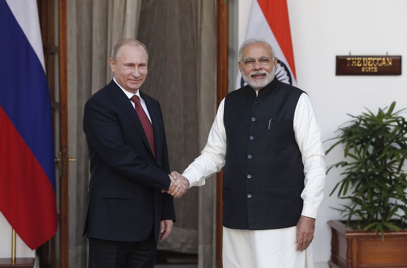 © Reuters. بوتين ومودي يسعيان لانعاش العلاقة الفاترة بين روسيا والهند