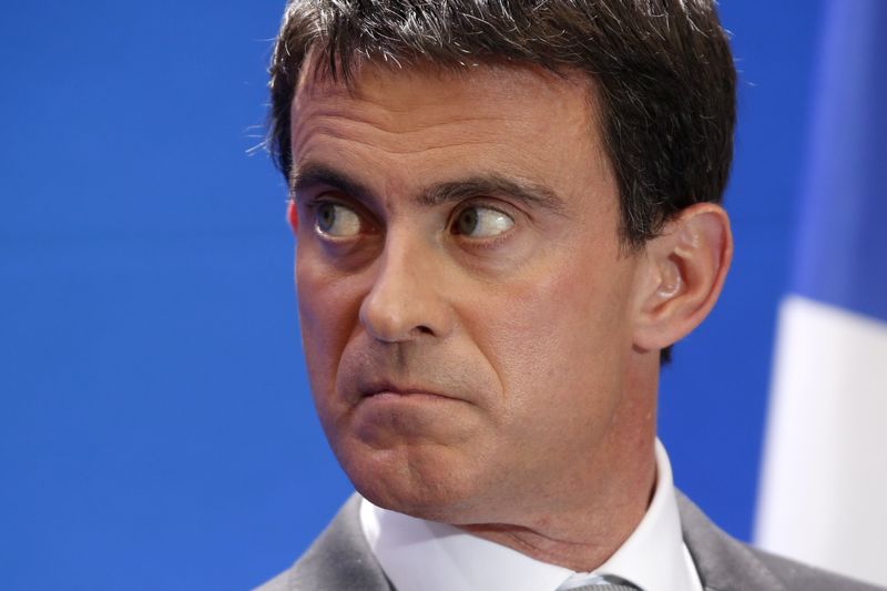 © Reuters. PATRONAT ET SYNDICATS AIGUILLONNÉS PAR MANUEL VALLS