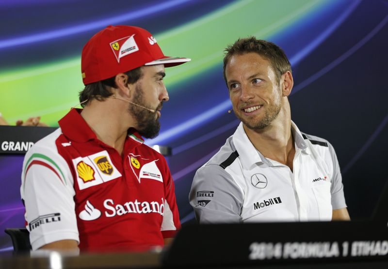 © Reuters. Piloto espanhol Fernando Alonso e piloto britânico Jenson Button, ambos da Fórmula 1, durante coletiva de imprensa em Abu Dhabi