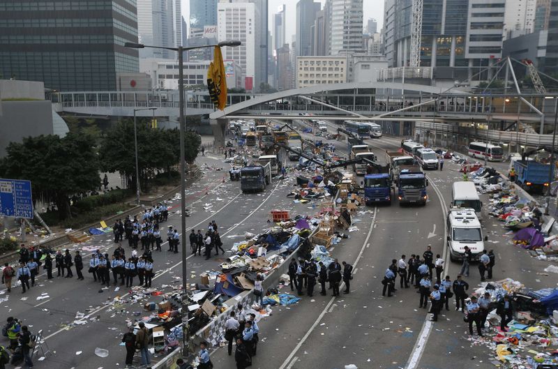 © Reuters. Polícia e funcionários do governo de Hong Kong limpam área de protestos