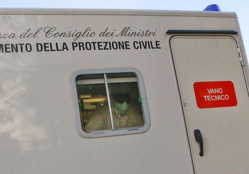 © Reuters. Ebola, medico italiano continua a migliorare