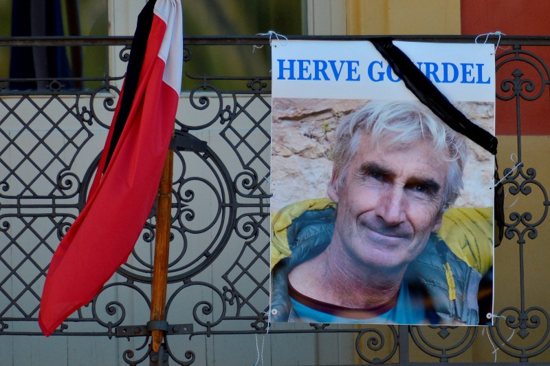 © Reuters. ALGER ANNONCE LA MORT D'UN SECOND RAVISSEUR D'HERVÉ GOURDEL