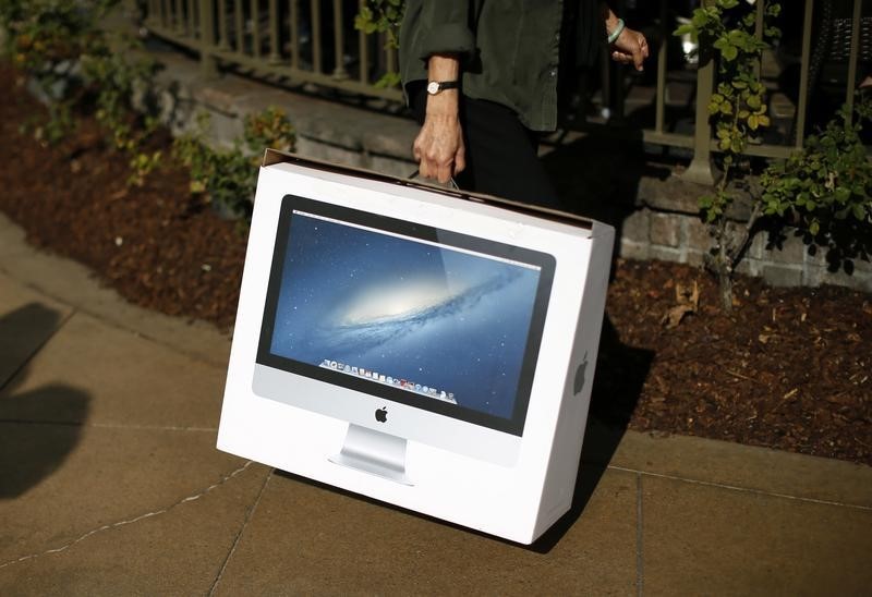 © Reuters. Shopper carries an Apple product at The Grove mall in Los Angeles