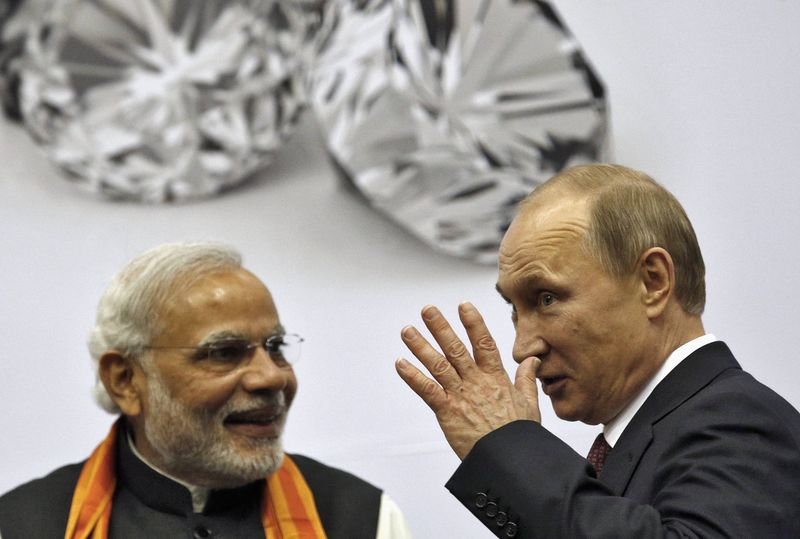 © Reuters. Presidente russo, Vladimir Putin, e premiê da Índia, Narendra Modi, em Nova Délhi