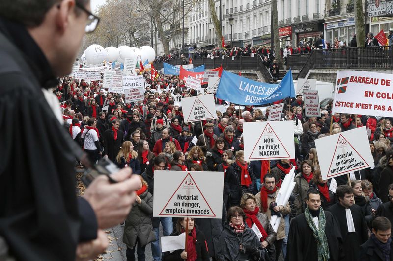 © Reuters. French lawyers, notaries and bailiffs attend a national protest against a government reform plan to deregulate their profession in Paris