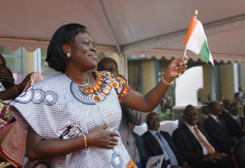 © Reuters. Simone, wife of Ivory Coast's President Laurent Gbagbo, gestures during the opening ceremony of celebrations marking the 50th anniversary of the country's indepedence in Abidjan
