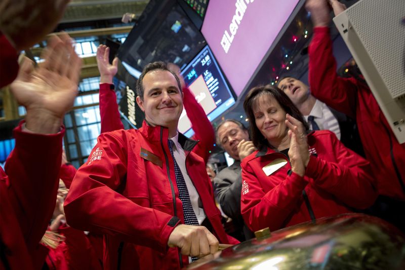 © Reuters. Renaud Laplanche, Founder and CEO of Lending Club, rings a ceremonial bell to begin trading during the company's IPO on the floor of the New York Stock Exchange