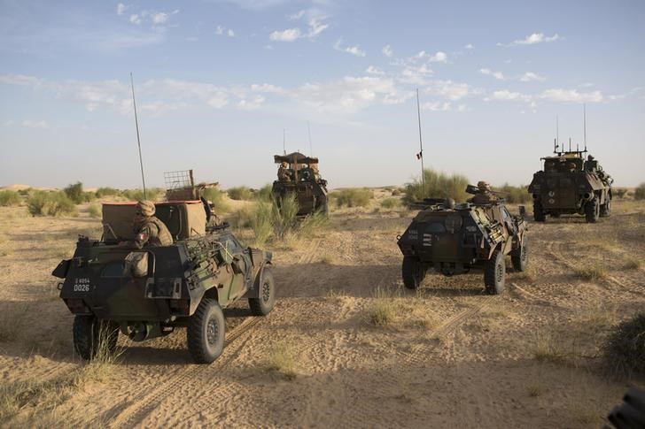 © Reuters. Soldados franceses patrulham centro do Mali