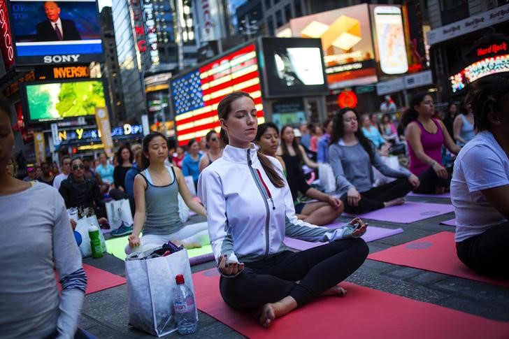 © Reuters. Pessoas praticam ioga em Times Square, Nova York