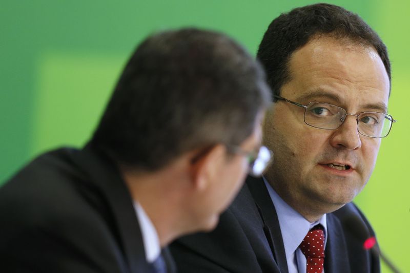 © Reuters. Nelson Barbosa, futuro ministro do Planejamento, durante entrevista coletiva em Brasília em 27 de novembro de 2014.