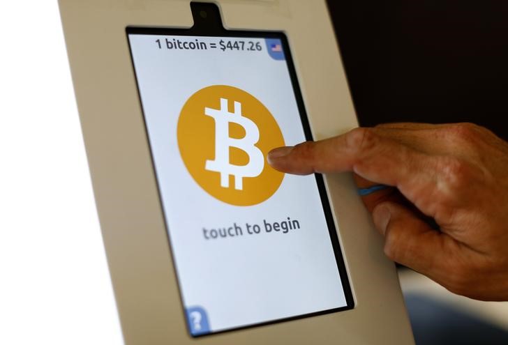 © Reuters. A bitcoin ATM machine is shown at a restaurant in San Diego