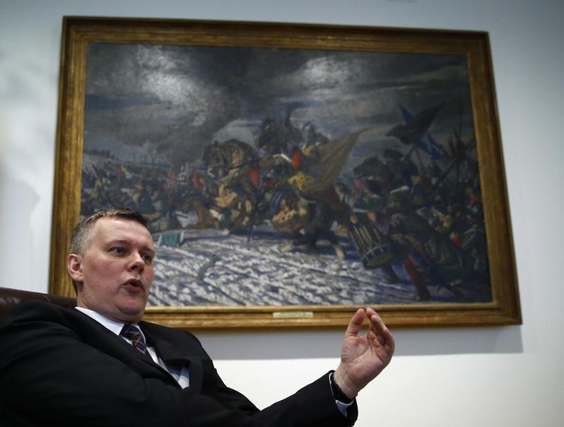 © Reuters. Poland's Defence Minister Siemoniak gestures during an interview in Warsaw