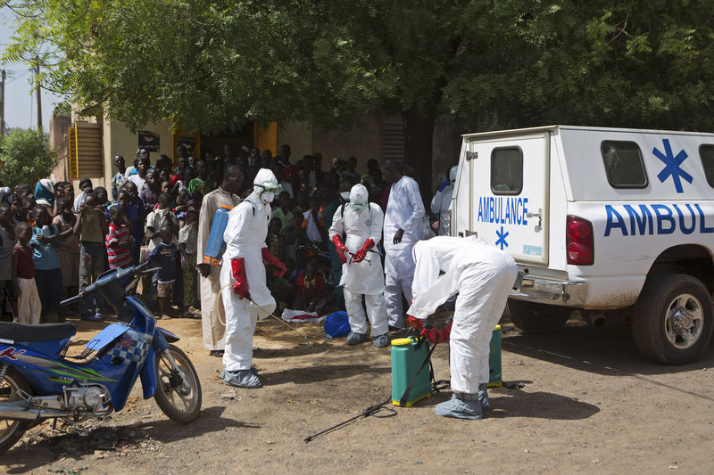 © Reuters. Agentes da saúde se preparam para desinfectar mesquita em Bamako