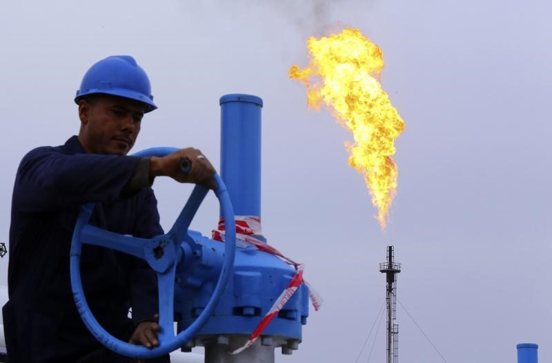 © Reuters. النفط الأمريكي يهبط دون 60 دولارا للمرة الأولى في 5 أعوام