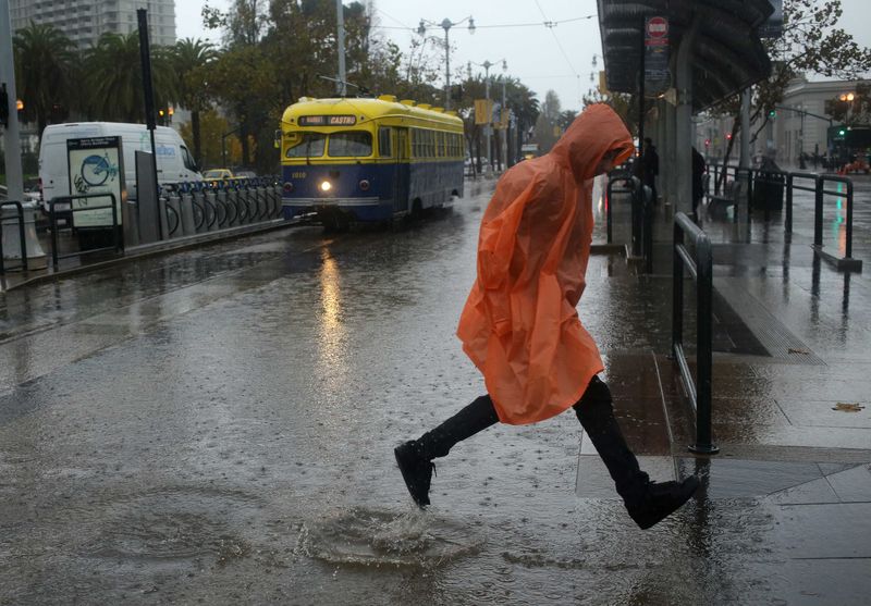 © Reuters. Pedestre passa em rua alagada em San Francisco