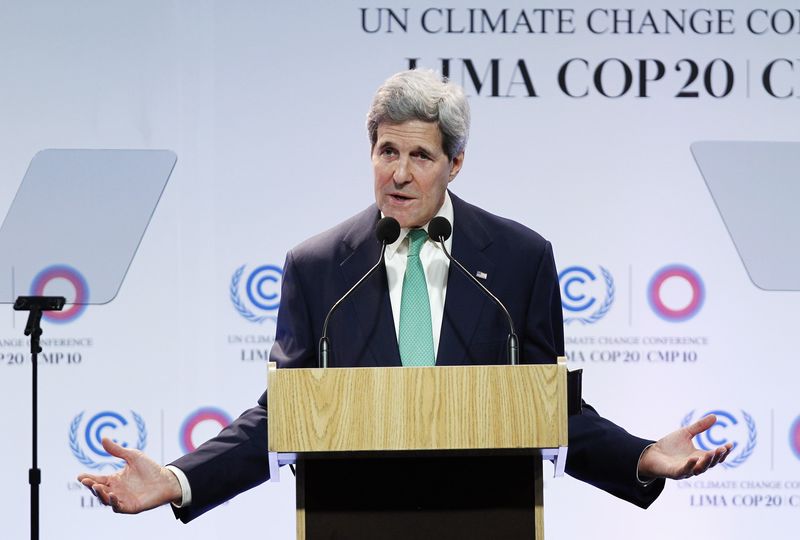 © Reuters. U.S. Secretary of State Kerry delivers a speech at the U.N. Climate Change Conference COP 20 in Lima