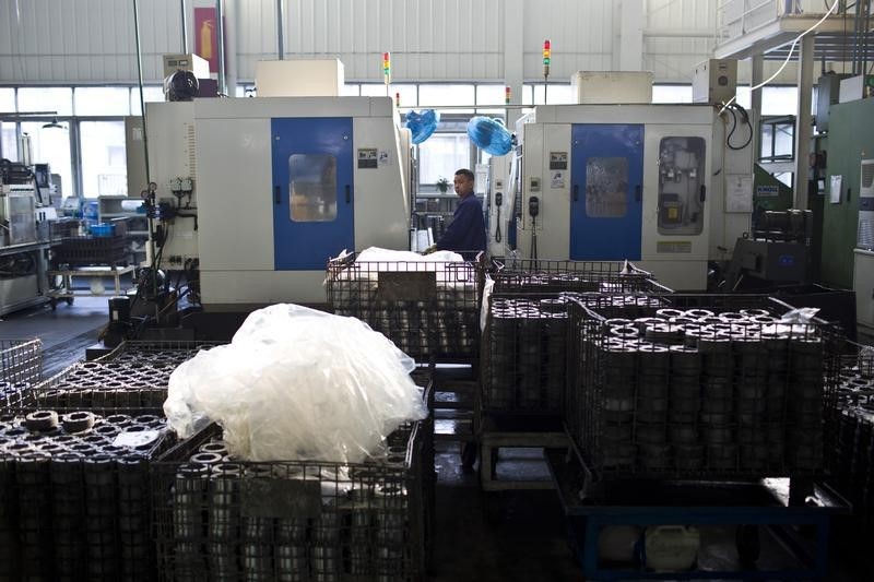 © Reuters. An employee works at a production line at a Wanxiang electric vehicle factory in Hangzhou