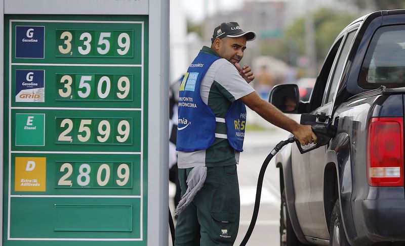 © Reuters. A worker fills a car with gasoline at a Petrobras' gas station in Rio de Janeiro