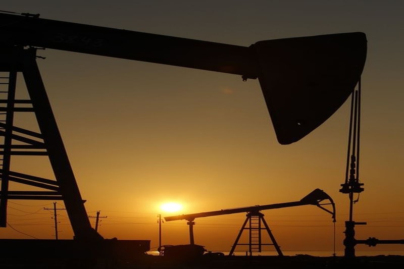 © Reuters. Станки-качалки на месторождении нефти в Баку