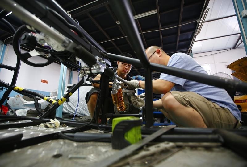 © Reuters. Operai cinesi a lavoro 