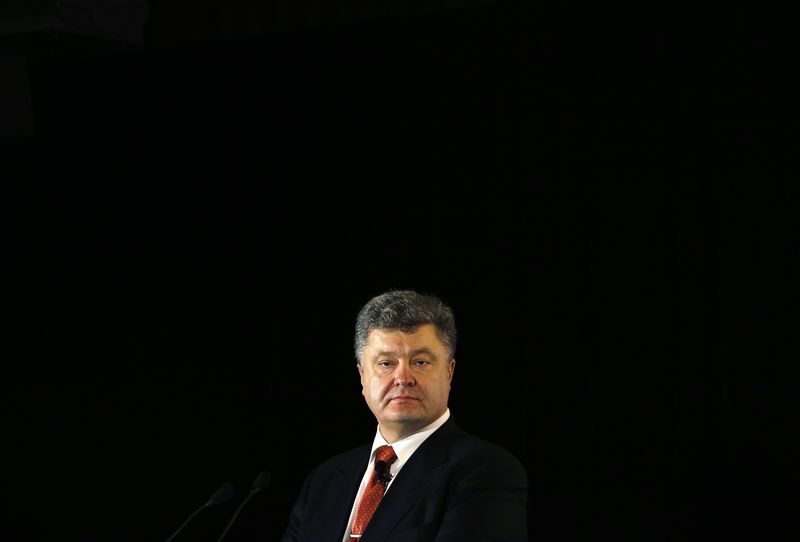 © Reuters. File photo of Ukraine's President Poroshenko speaking at the IISS-Asia Fullerton Lecture at a hotel in Singapore