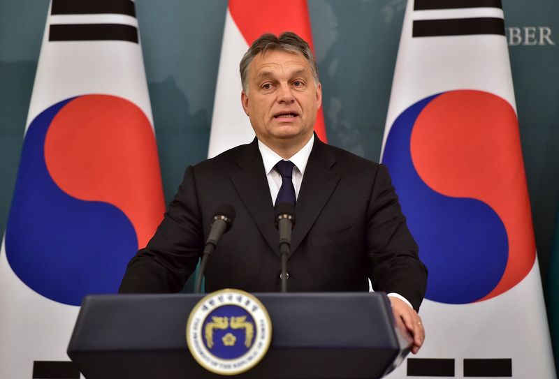 © Reuters. Hungarian Prime Minister Orban speaks during a joint news conference with South Korean President Park at the presidential Blue House in Seoul