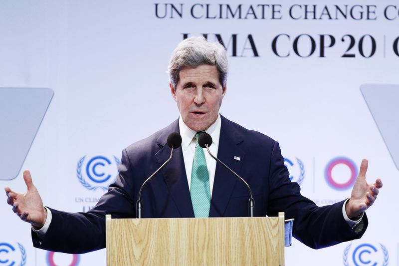 © Reuters. JOHN KERRY PLAIDE POUR UN ACCORD SUR LE CLIMAT POUR ÉVITER UNE "TRAGÉDIE"